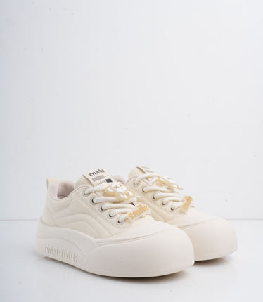 Tenis blancos con accesorios beige