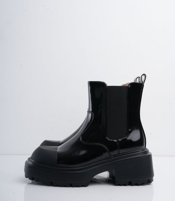 Bota negra de charol y puntera mate