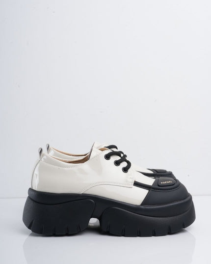Zapatos blancos en charol con suela y cordones negros