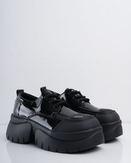 Zapatos negros en charol con puntera mate