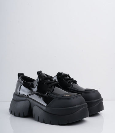Zapatos negros en charol con puntera mate