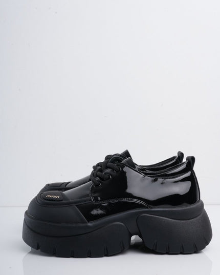 Zapatos negros en charol con puntera mate