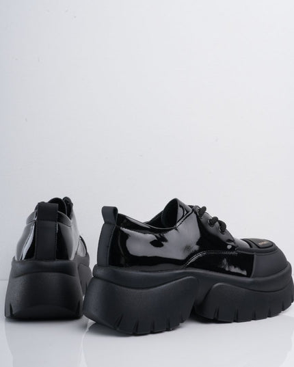 Zapatos negros en charol con puntera mate