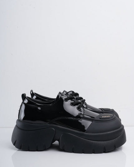 Zapatos negros en charol con puntera mate