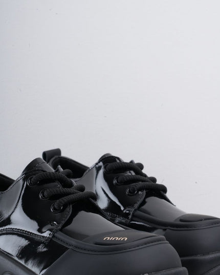 Zapatos negros en charol con puntera mate