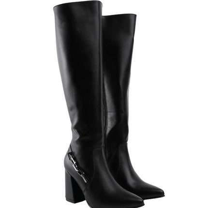 Bota alta negra con tacón grueso y detalle negro lateral