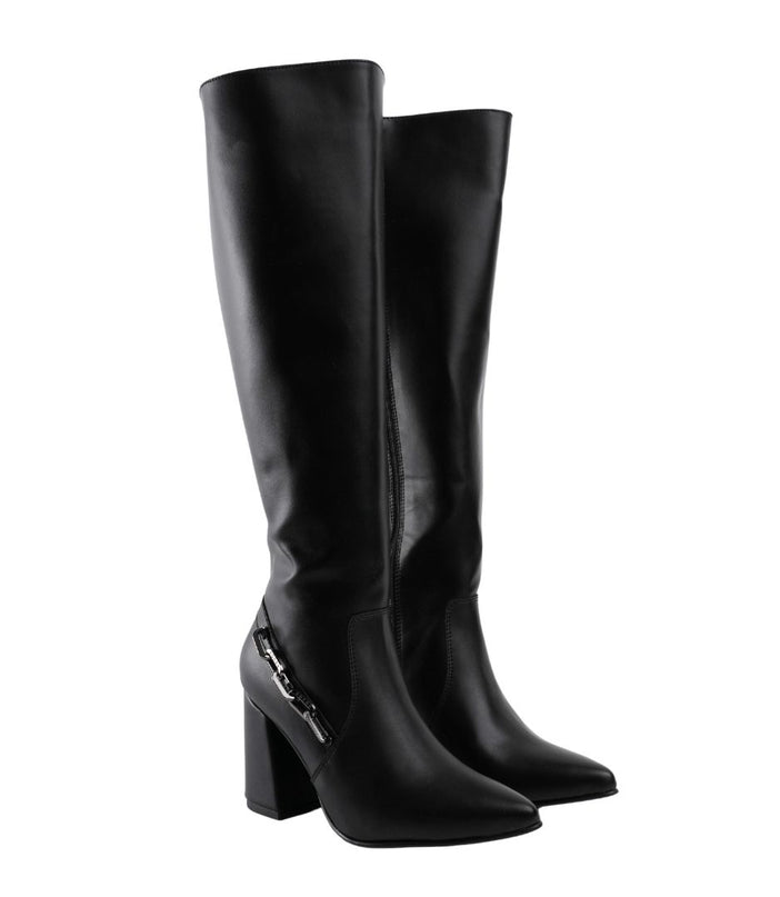 Bota alta negra con tacón grueso y detalle negro lateral