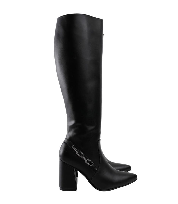 Bota alta negra con tacón grueso y detalle negro lateral