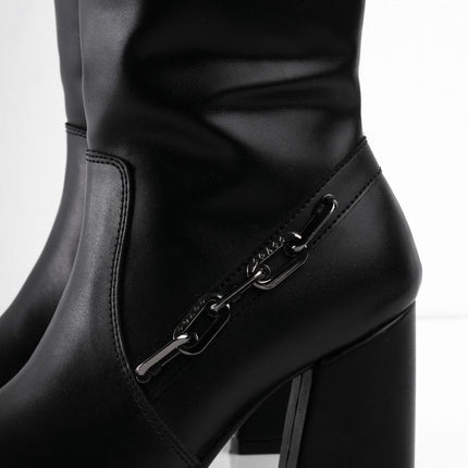 Bota alta negra con tacón grueso y detalle negro lateral