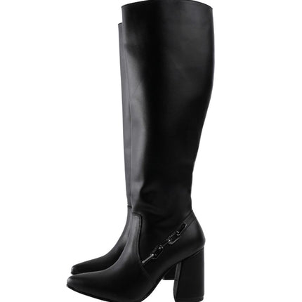 Bota alta negra con tacón grueso y detalle negro lateral