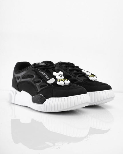 Tenis negros con apliques y suela blanca