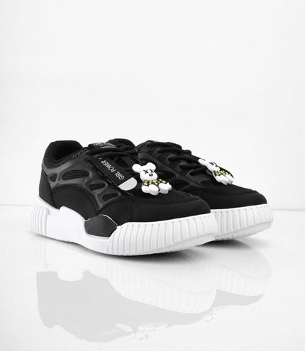 Tenis negros con apliques y suela blanca