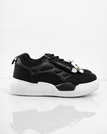 Tenis negros con apliques y suela blanca