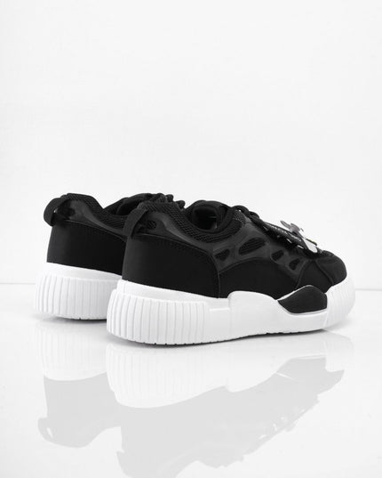Tenis negros con apliques y suela blanca