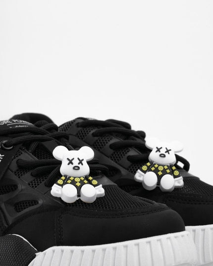 Tenis negros con apliques y suela blanca