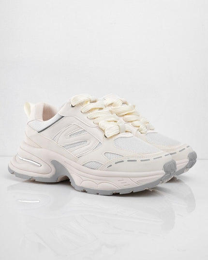 Tenis champaña con suela gris y diseños laterales