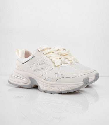Tenis champaña con suela gris y diseños laterales