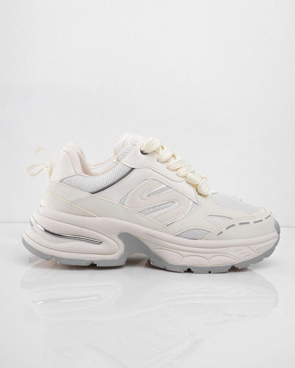 Tenis champaña con suela gris y diseños laterales