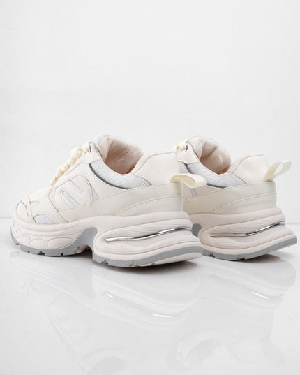 Tenis champaña con suela gris y diseños laterales