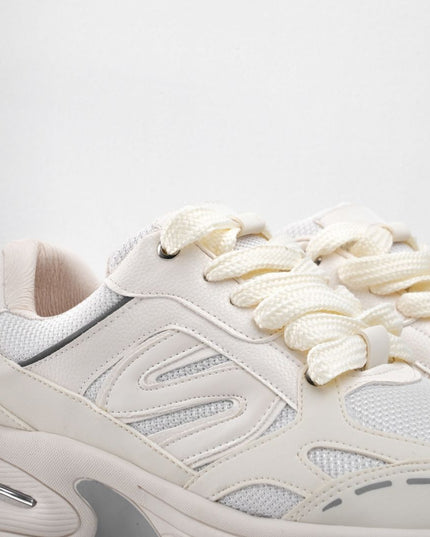 Tenis champaña con suela gris y diseños laterales
