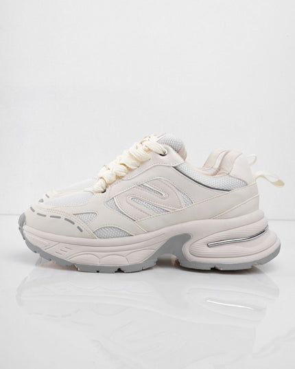 Tenis champaña con suela gris y diseños laterales