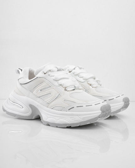 Tenis blancos con suela gris y diseños laterales