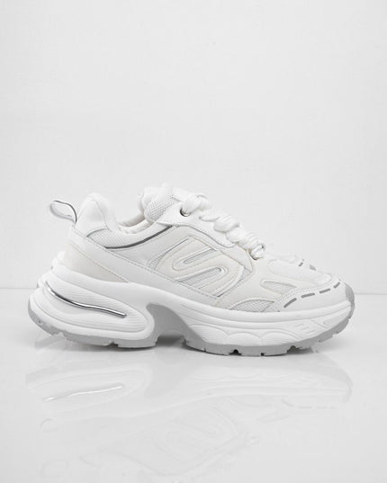 Tenis blancos con suela gris y diseños laterales
