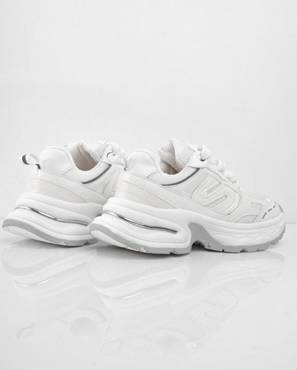 Tenis blancos con suela gris y diseños laterales