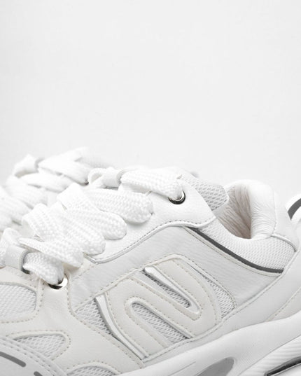 Tenis blancos con suela gris y diseños laterales