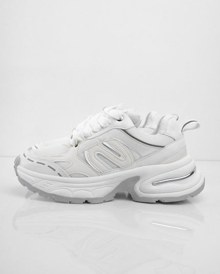 Tenis blancos con suela gris y diseños laterales