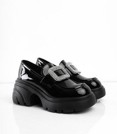 Mocasines de charol negros con hebilla brillante