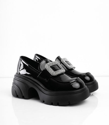 Mocasines de charol negros con hebilla brillante