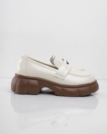 Mocasines crema brillantes con letras