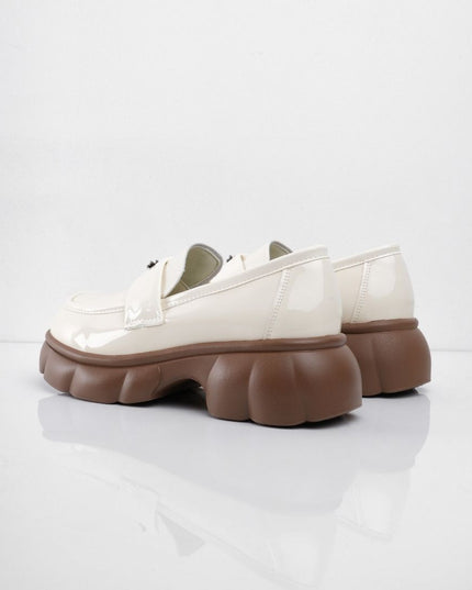Mocasines crema brillantes con letras