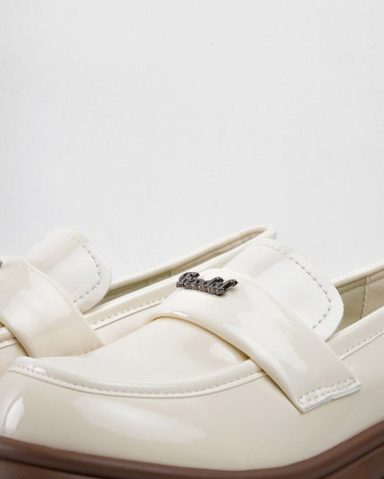 Mocasines crema brillantes con letras