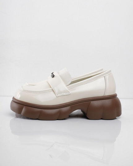 Mocasines crema brillantes con letras