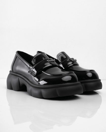 Mocasines negros brillantes con letras