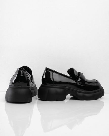 Mocasines negros brillantes con letras
