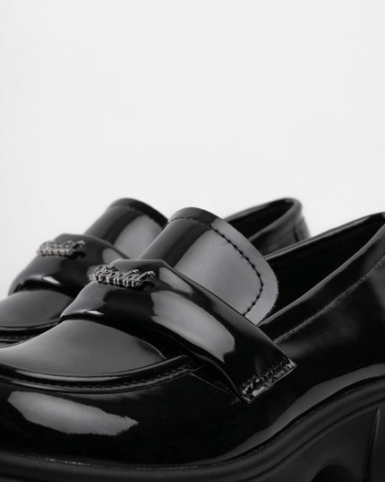 Mocasines negros brillantes con letras