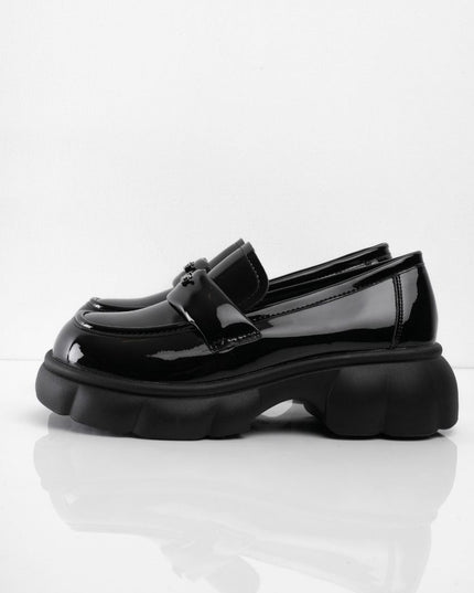 Mocasines negros brillantes con letras