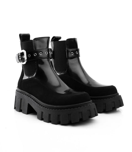 Botines de charol negros con correa