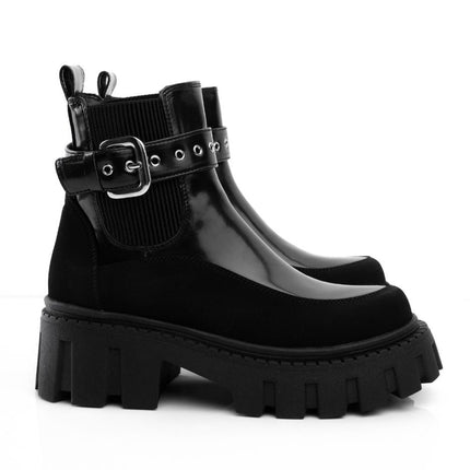 Botines de charol negros con correa