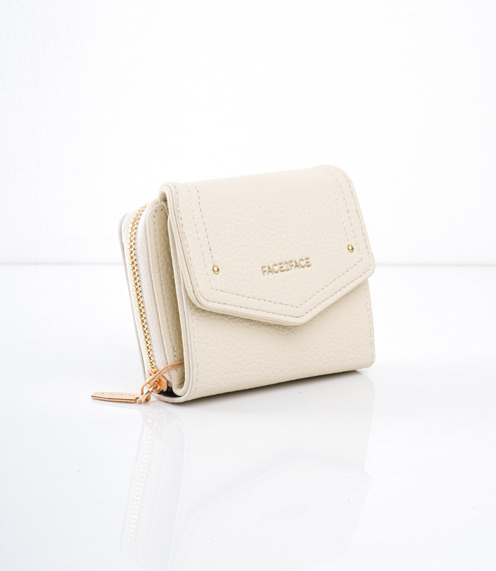 Billetera beige pequeña con cierre