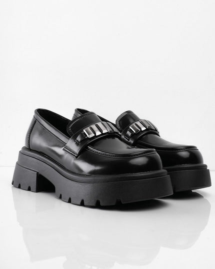Mocasines negros brillantes con apliques plateados