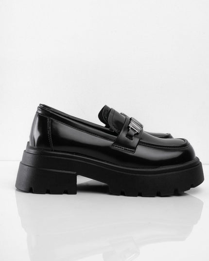 Mocasines negros brillantes con apliques plateados