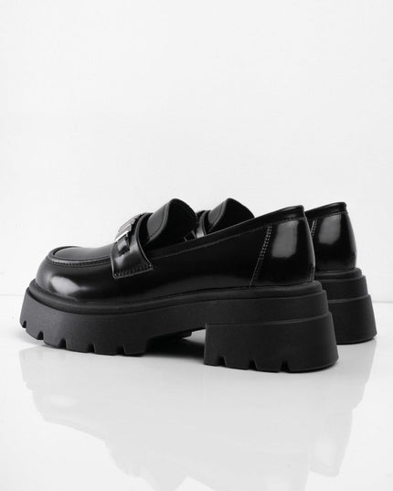 Mocasines negros brillantes con apliques plateados