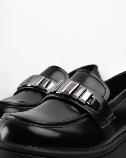 Mocasines negros brillantes con apliques plateados