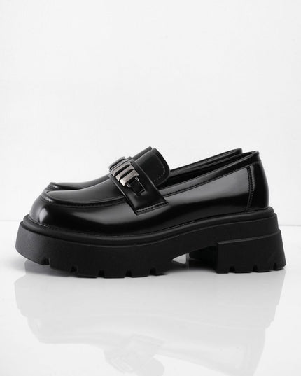 Mocasines negros brillantes con apliques plateados