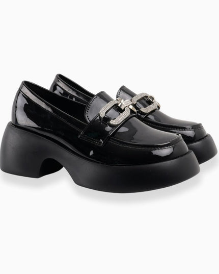 Mocasines de charol negros con hebilla plateada