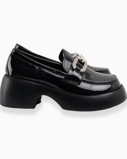 Mocasines de charol negros con hebilla plateada